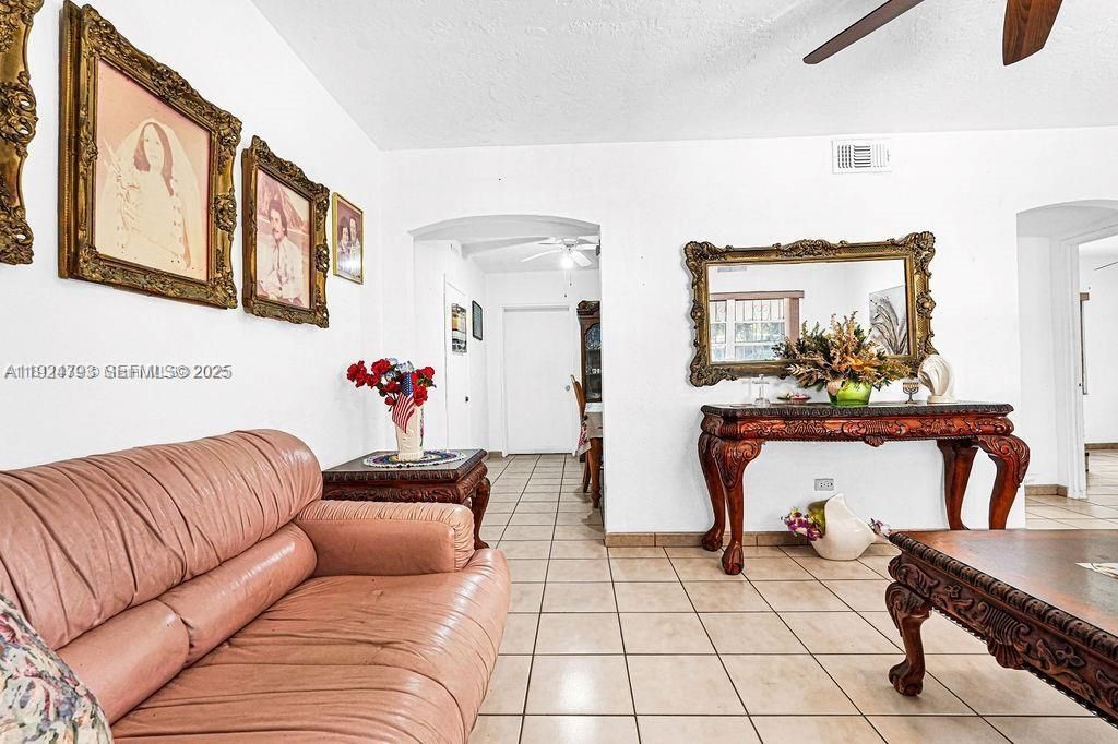 911 E 9th Pl, Hialeah, FL 33010 Photo