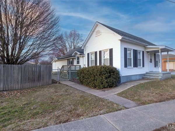 302 S O'Bannon Street, Raymond, IL 62560