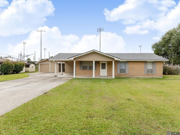 823 Oaks Ave, Port Allen, LA 70767