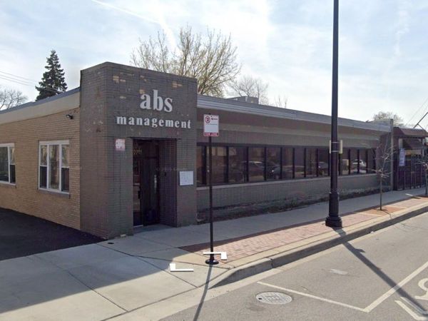 2711 W Howard Street, Chicago, IL 60645