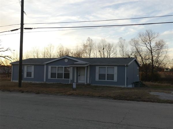 422 Hutchinson Street, Bowie, TX 76230