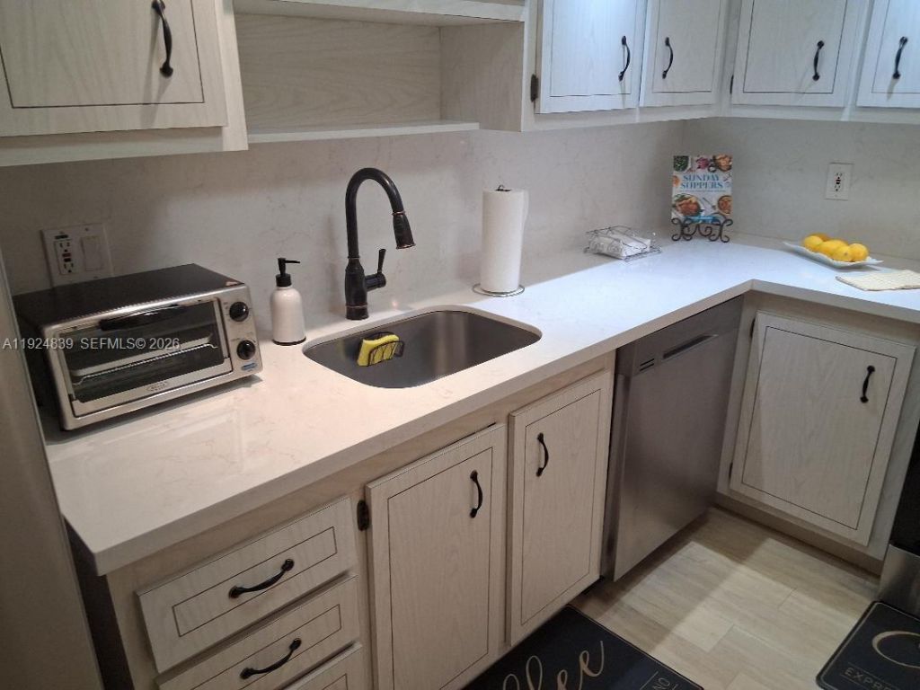 900 St Charles Pl, Unit 208, Pembroke Pines, FL 33026 Photo