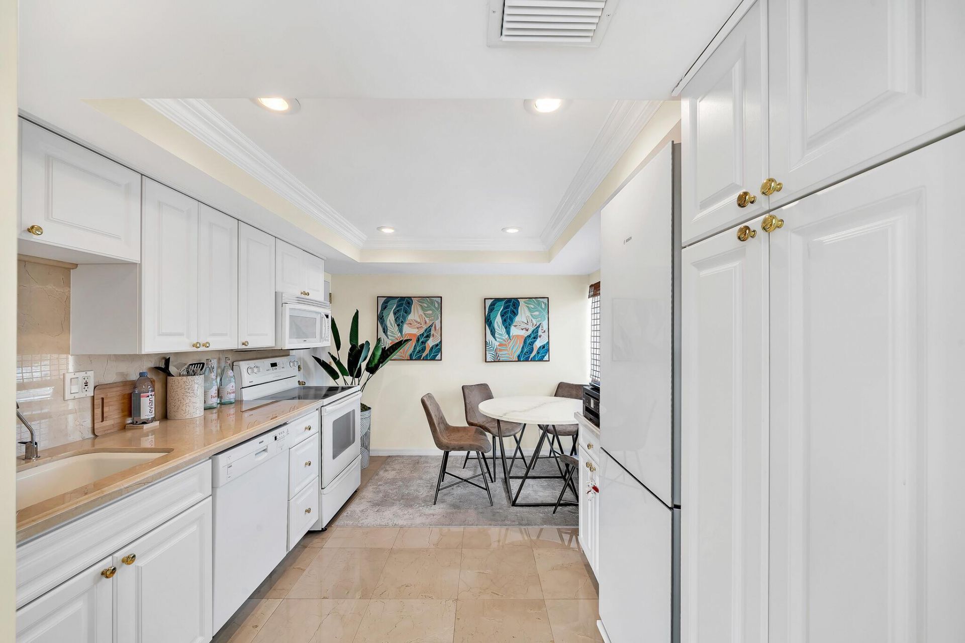 250 N Bradley Place, Unit 402, Palm Beach, FL 33480 Photo