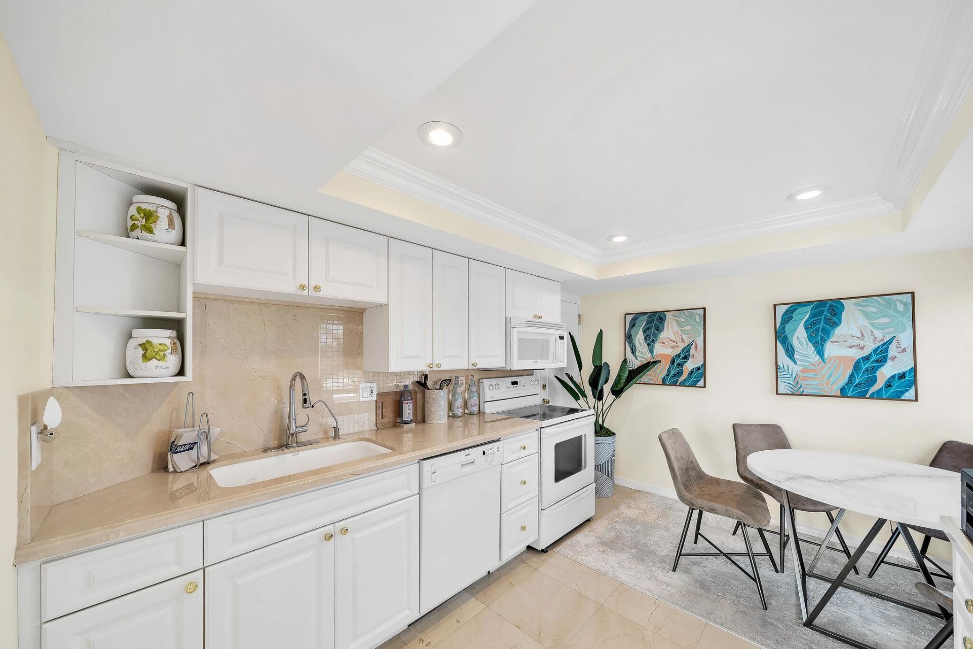 250 N Bradley Place, Unit 402, Palm Beach, FL 33480 Photo