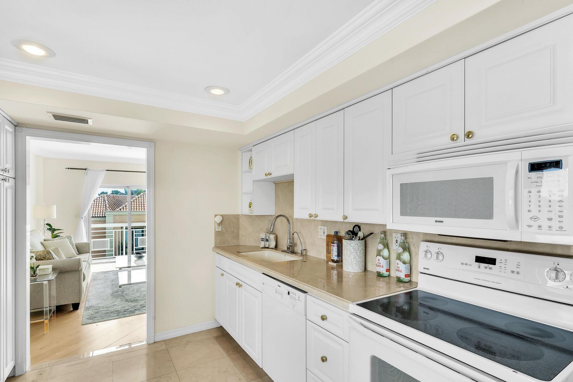 250 N Bradley Place, Unit 402, Palm Beach, FL 33480 Photo