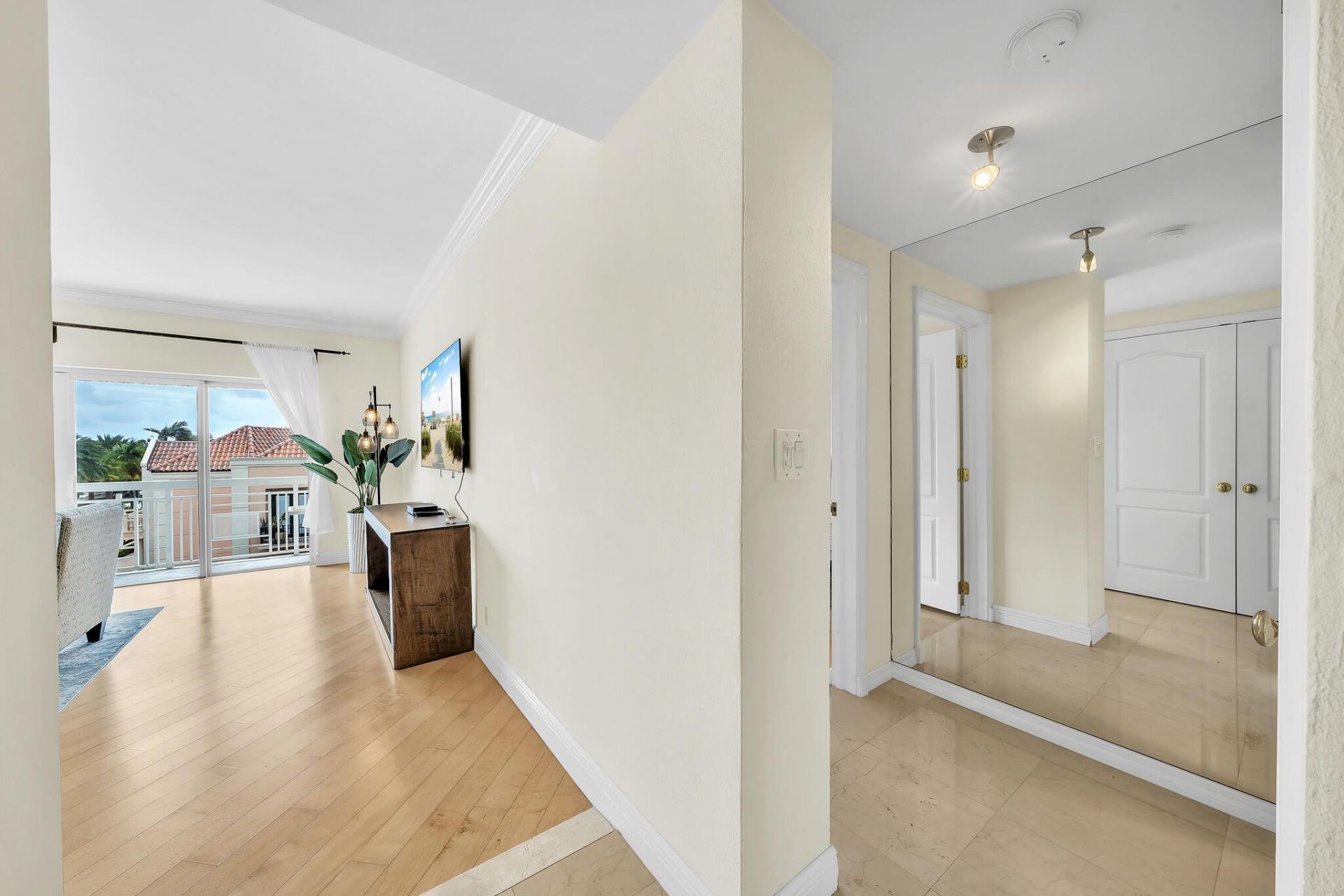 250 N Bradley Place, Unit 402, Palm Beach, FL 33480 Photo