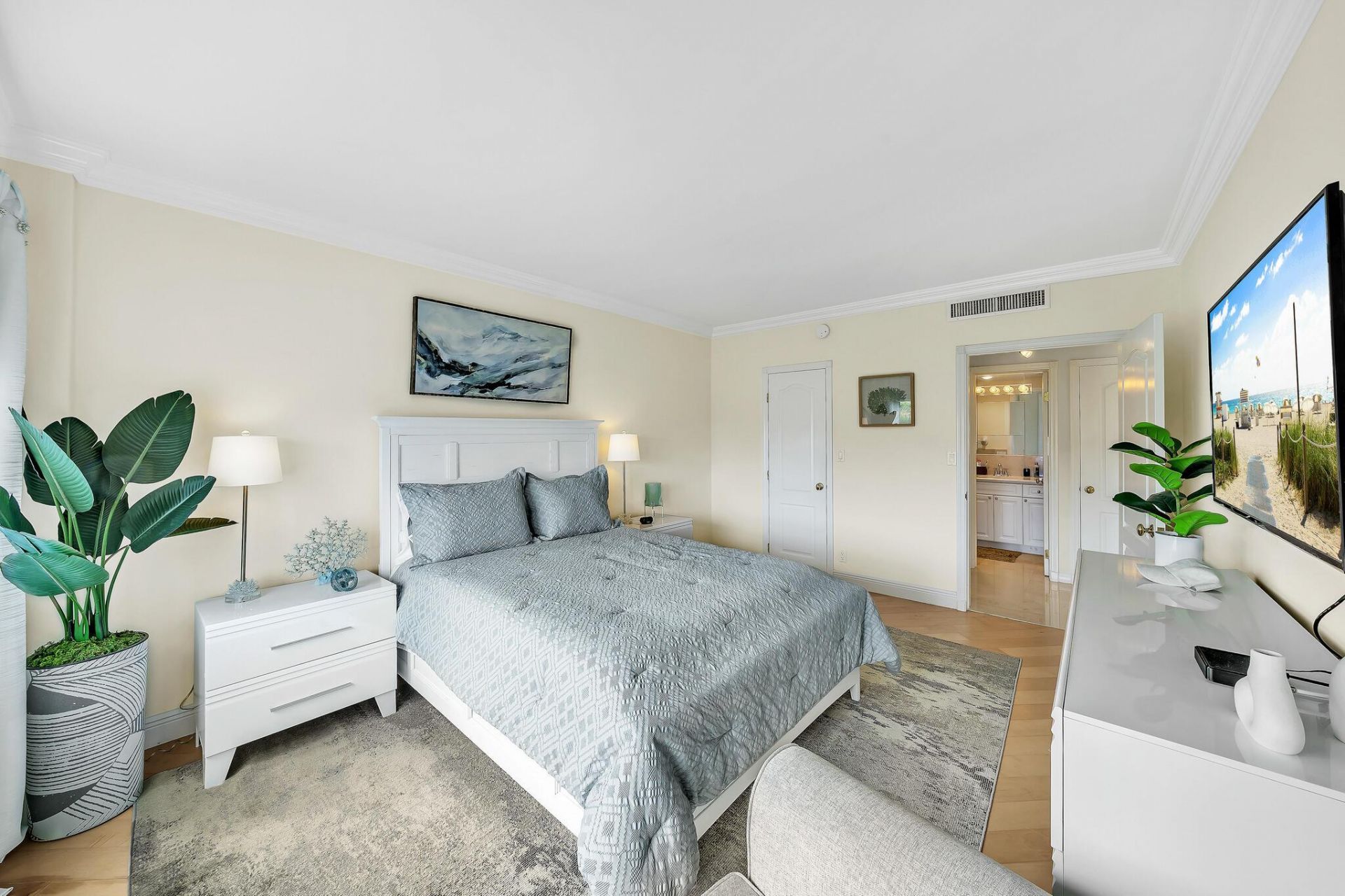 250 N Bradley Place, Unit 402, Palm Beach, FL 33480 Photo