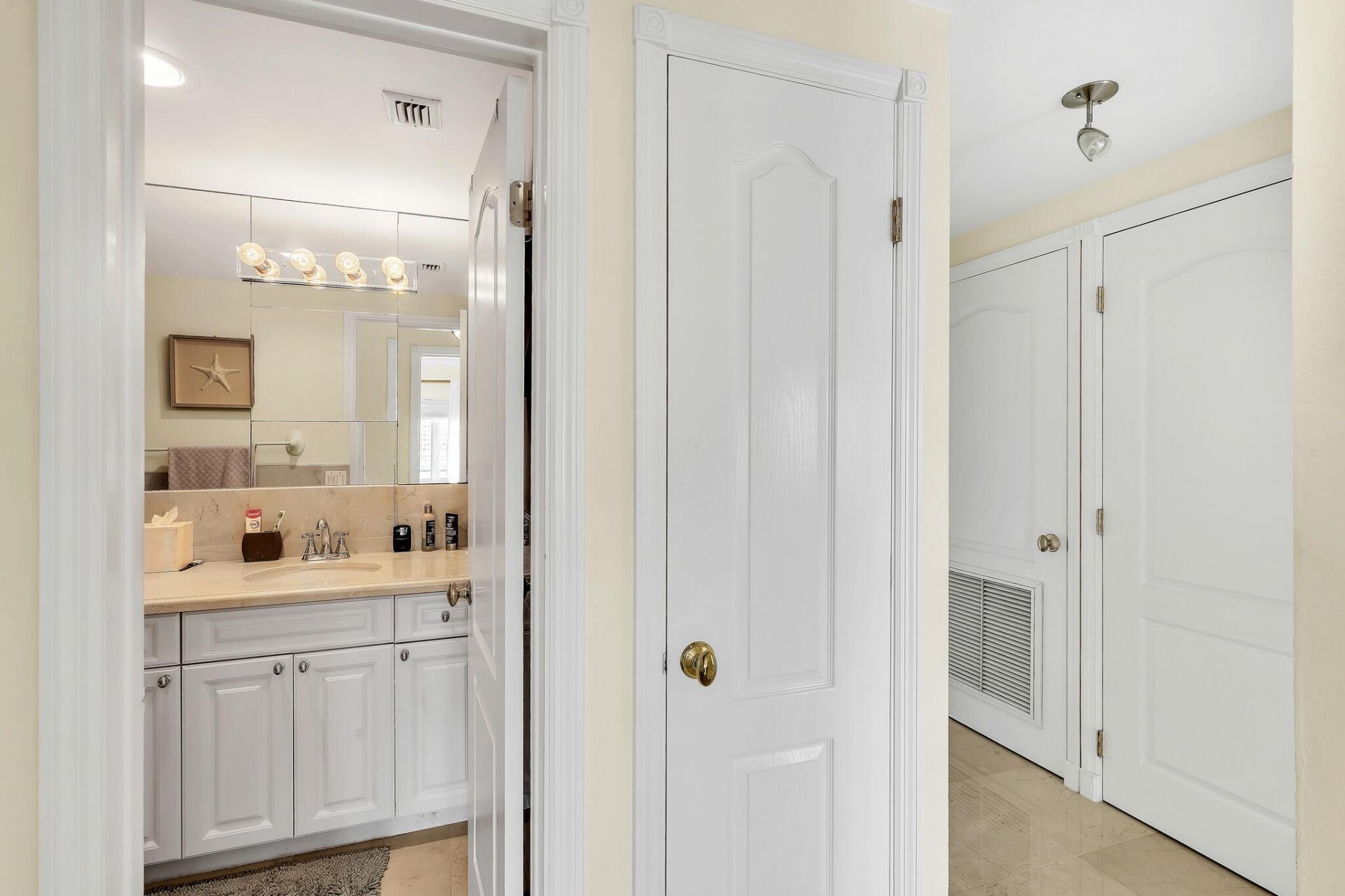 250 N Bradley Place, Unit 402, Palm Beach, FL 33480 Photo