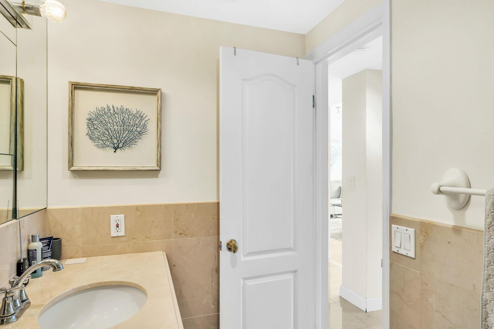 250 N Bradley Place, Unit 402, Palm Beach, FL 33480 Photo