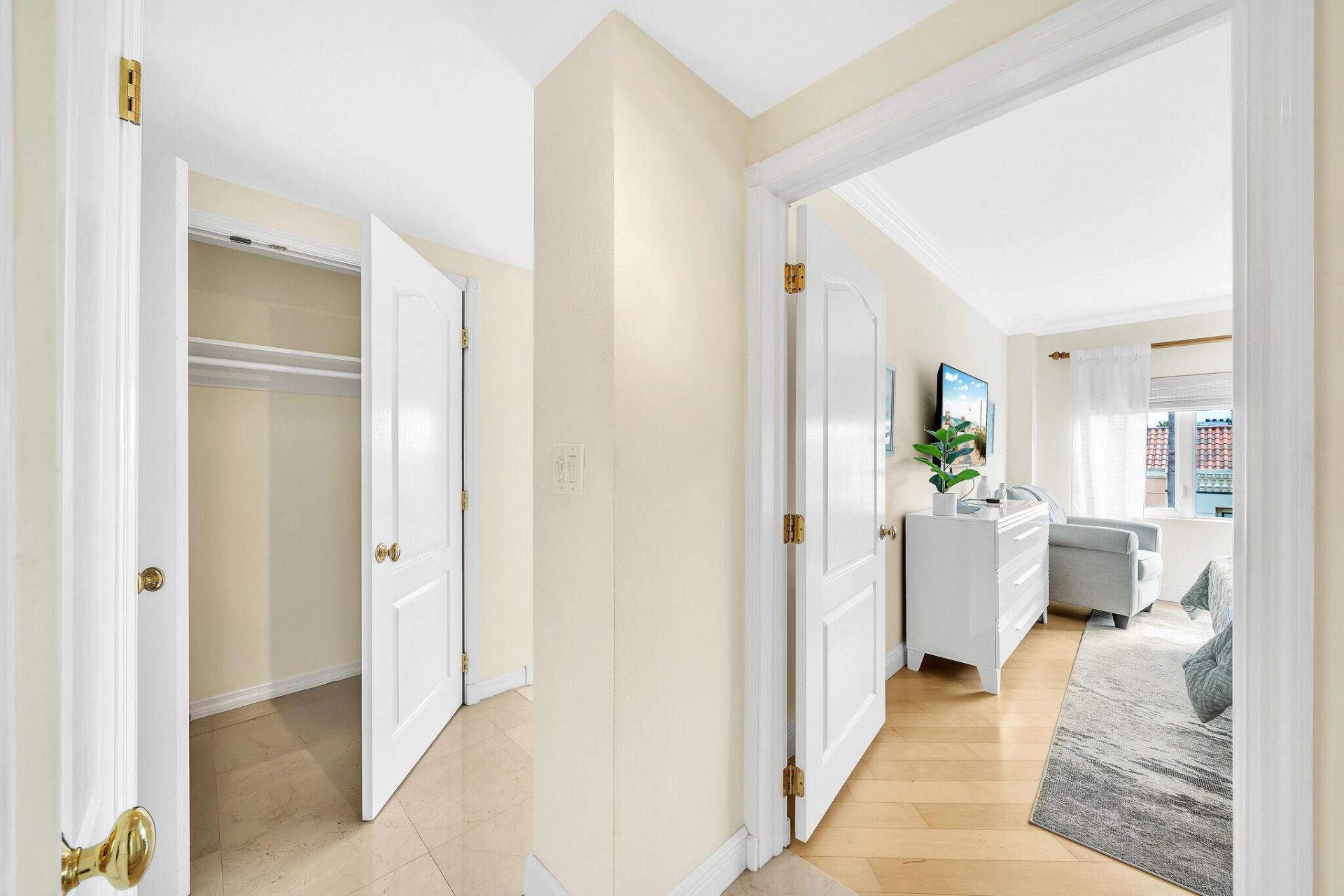 250 N Bradley Place, Unit 402, Palm Beach, FL 33480 Photo