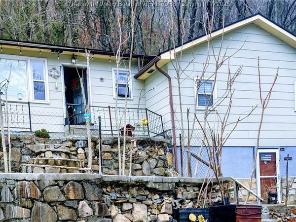 439 Midland Avenue, Belle, WV 25015