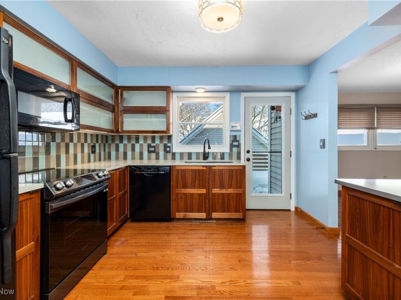 3034 Mabel Court, Cleveland, OH 44113 Photo 2