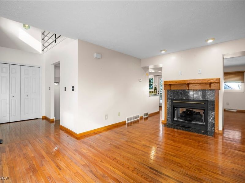 3034 Mabel Court, Cleveland, OH 44113 Photo 3