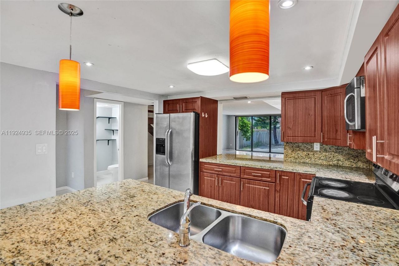 20607 NE 7th Ct, Miami, FL 33179 Photo