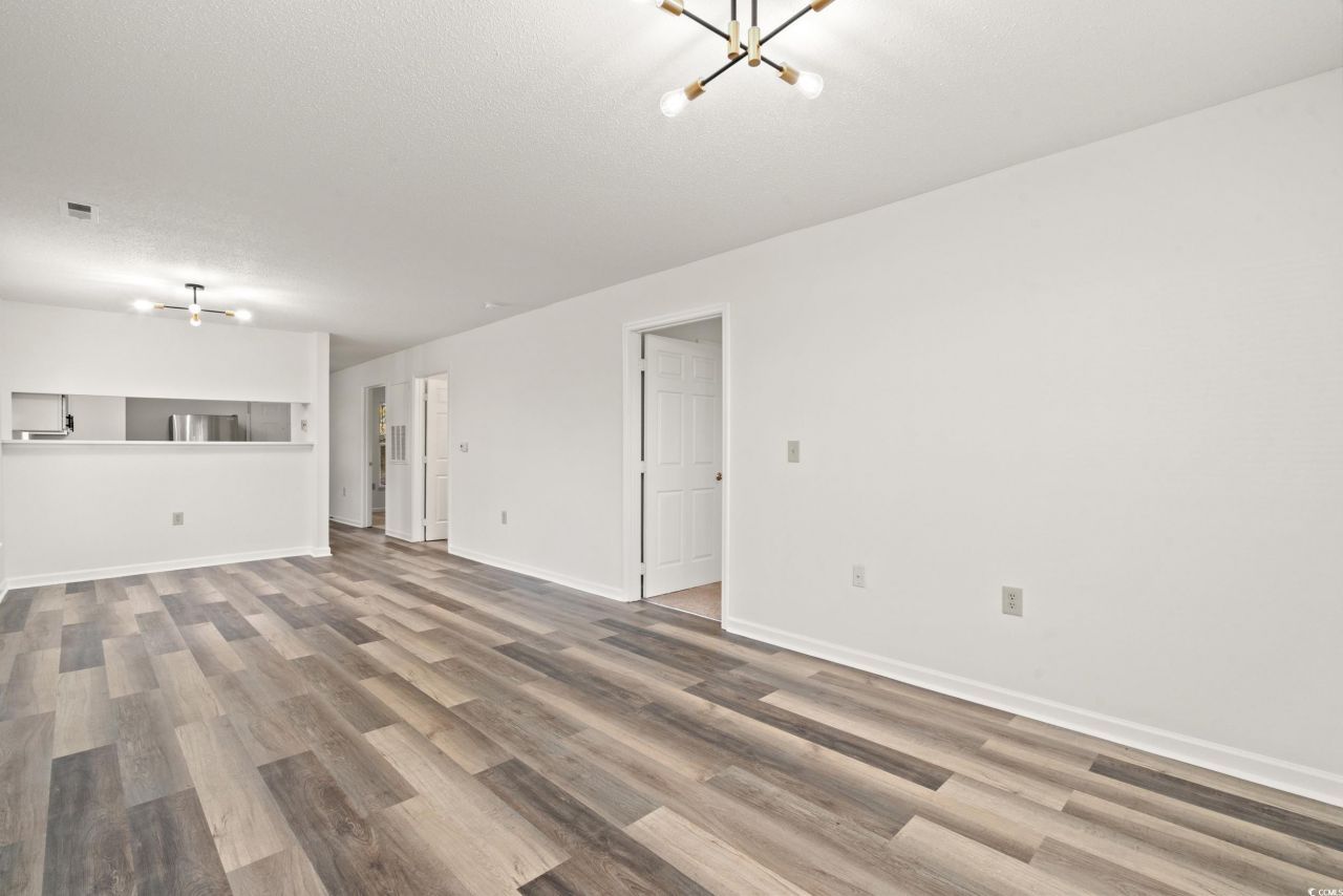 4239 Villas Dr. Photo 6