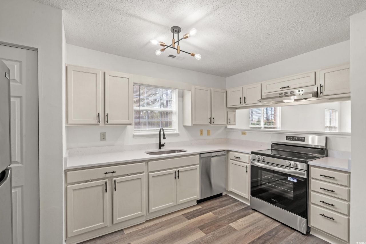 4239 Villas Dr. Photo 4