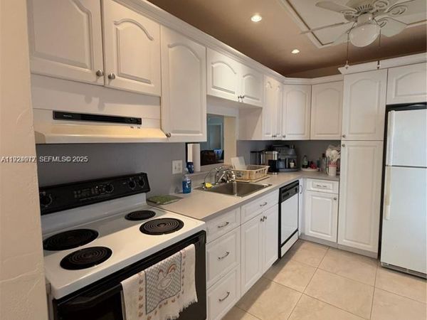 4270 NW 40th St, Unit 202, Lauderdale Lakes, FL 33319