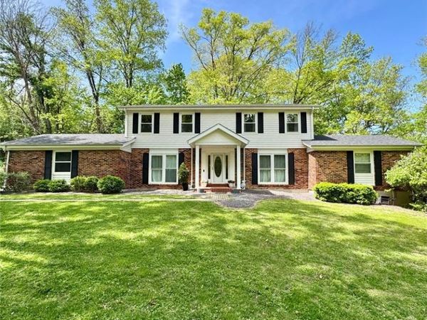 135 Greentrails Drive S, Chesterfield, MO 63017