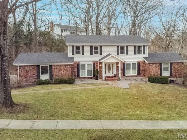 135 Greentrails Drive S, Chesterfield, MO 63017