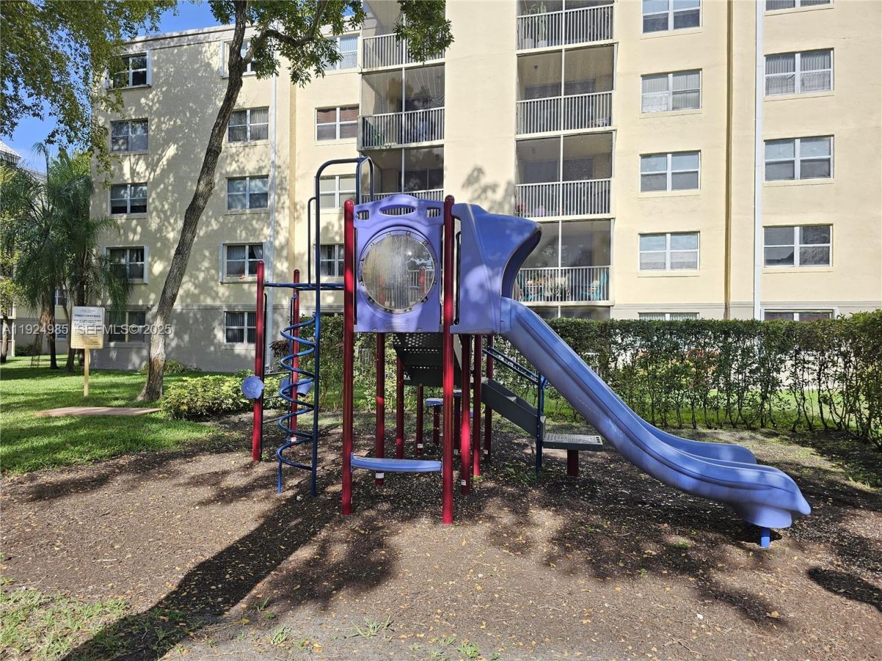 8290 Lake Dr, Unit 220, Doral, FL 33166 Photo