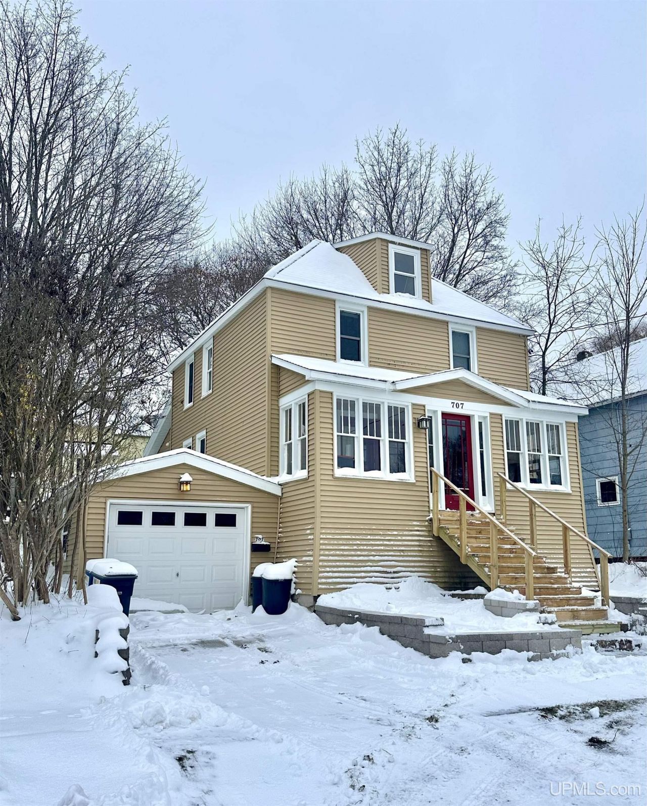 707 W Douglass Avenue, Houghton, MI 49931 Main Photo