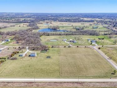 2063 Hedgehill Drive, Bates City, MO 64011