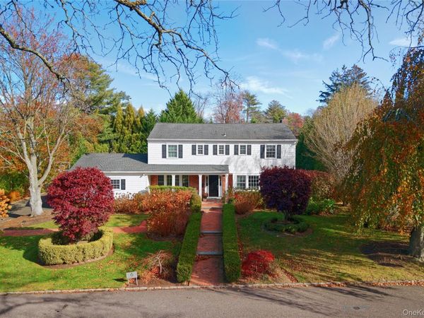 6 Flamingo Road, East Hills, NY 11576