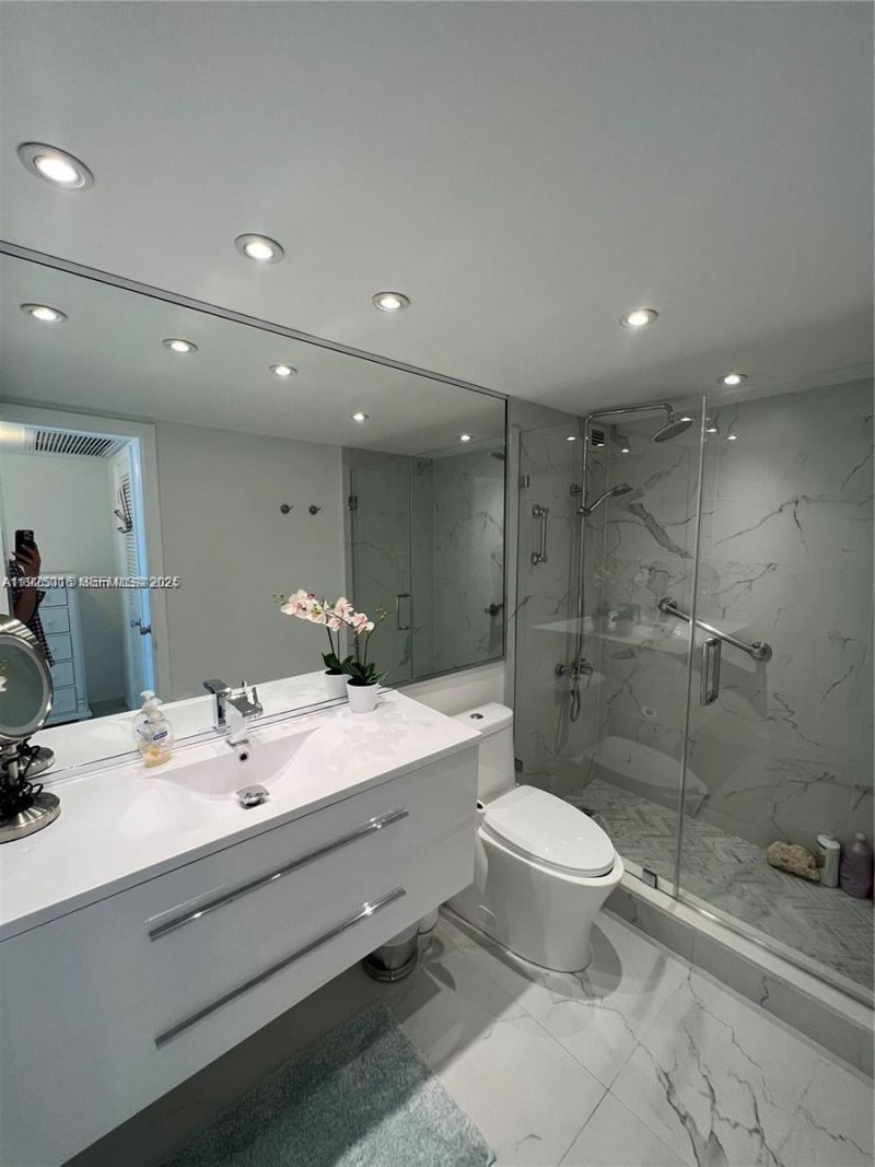 5555 Collins Ave, Unit 7T, Miami Beach, FL 33140 Photo