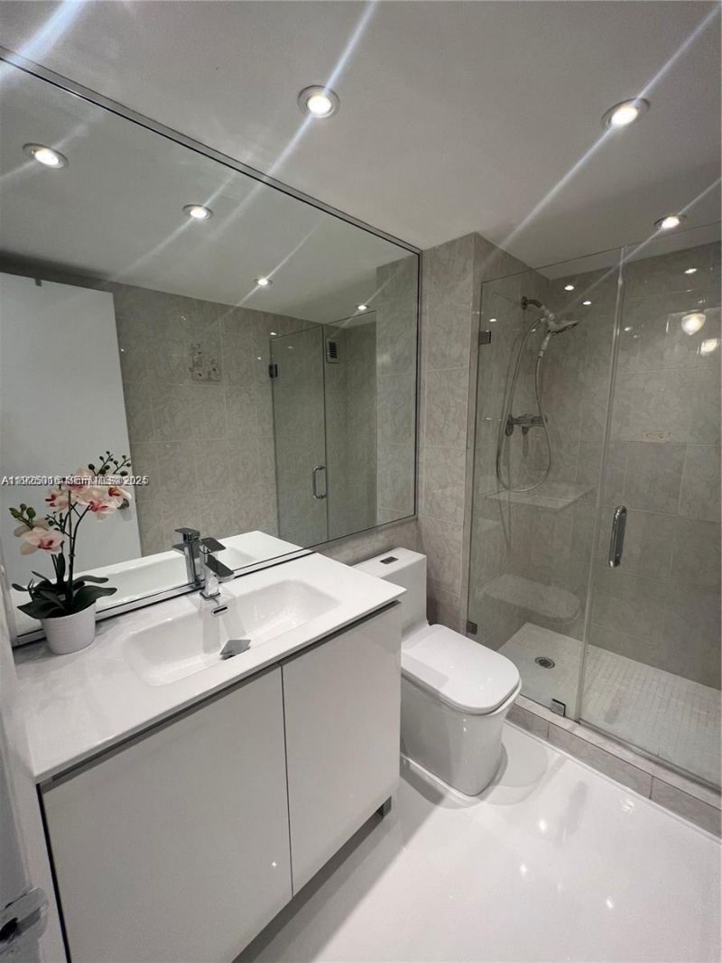 5555 Collins Ave, Unit 7T, Miami Beach, FL 33140 Photo