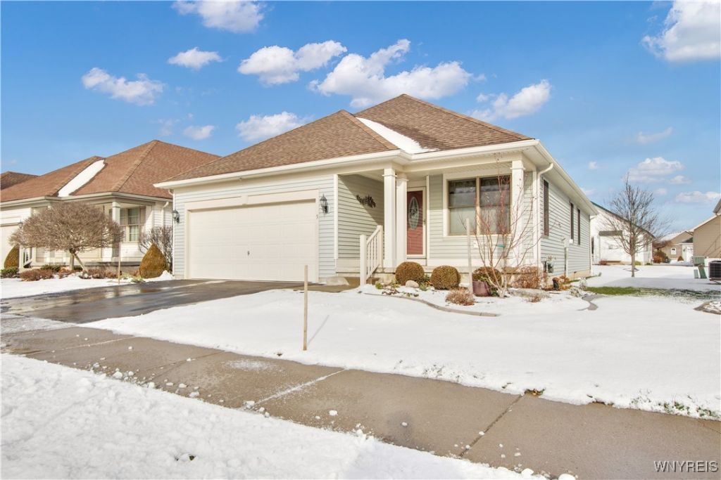 5 Saint Davids Road, Lancaster, NY 14086 Main Photo