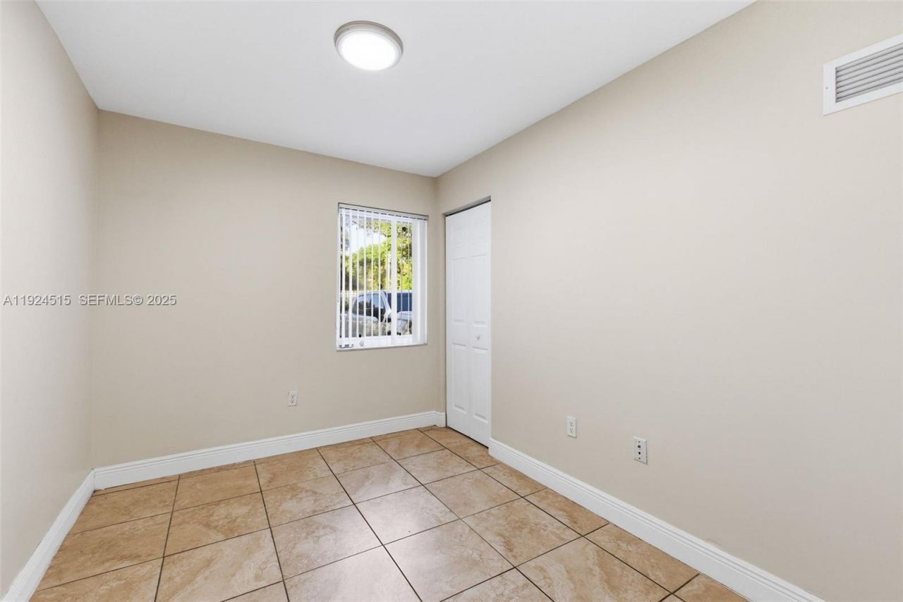 1977 NW 5th Pl, Unit 408, Miami, FL 33136 Photo