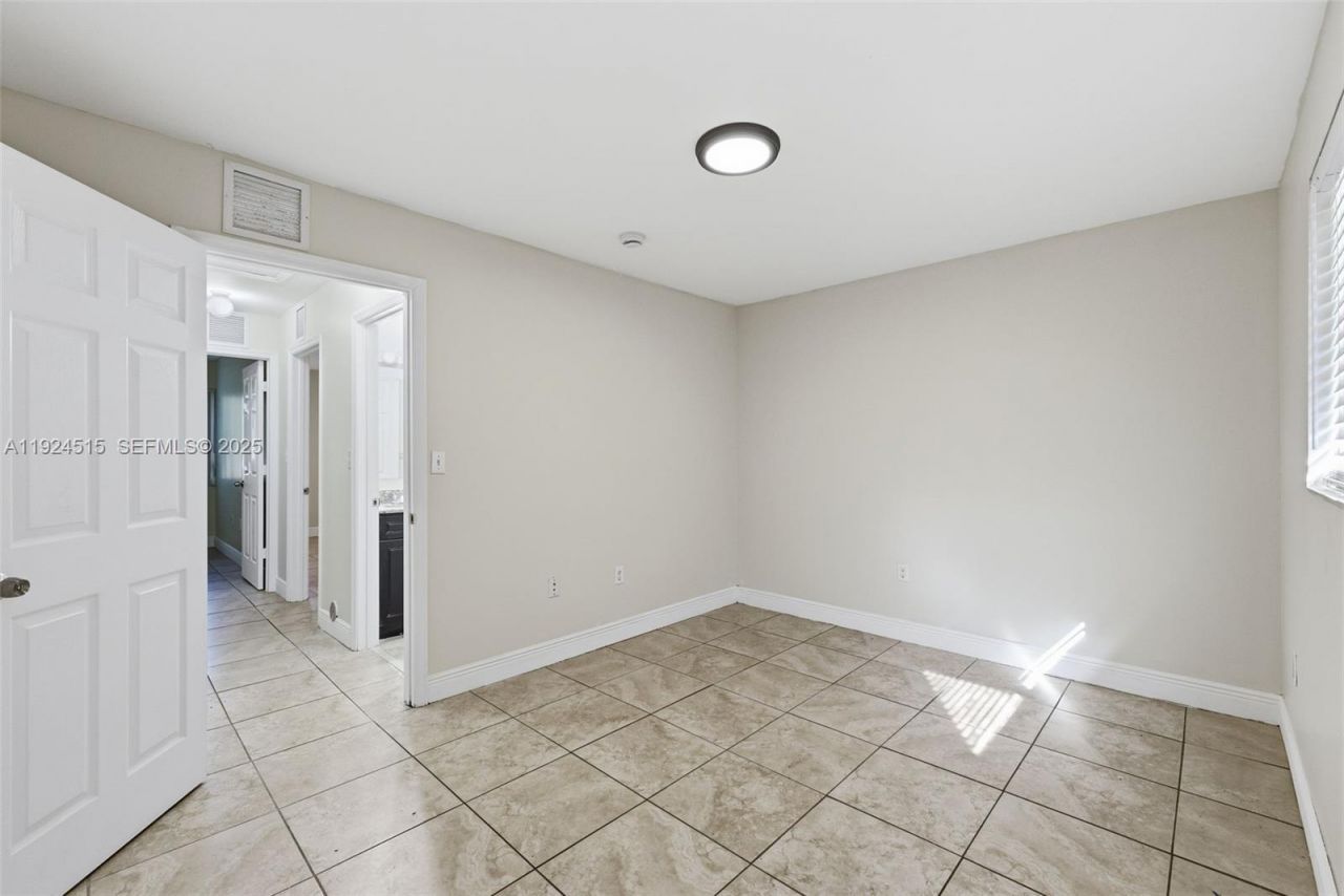 1977 NW 5th Pl, Unit 408, Miami, FL 33136 Photo