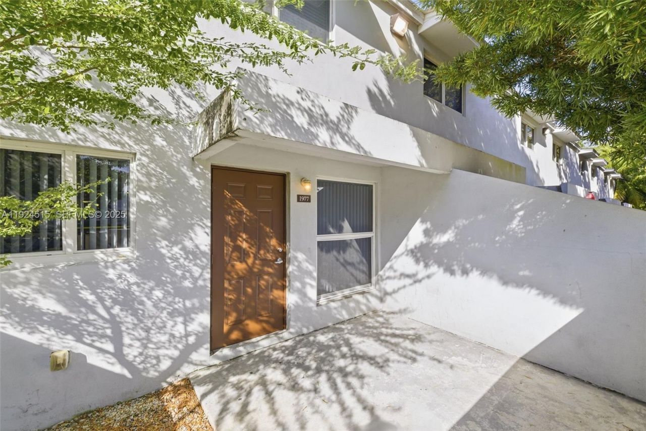 1977 NW 5th Pl, Unit 408, Miami, FL 33136 Photo