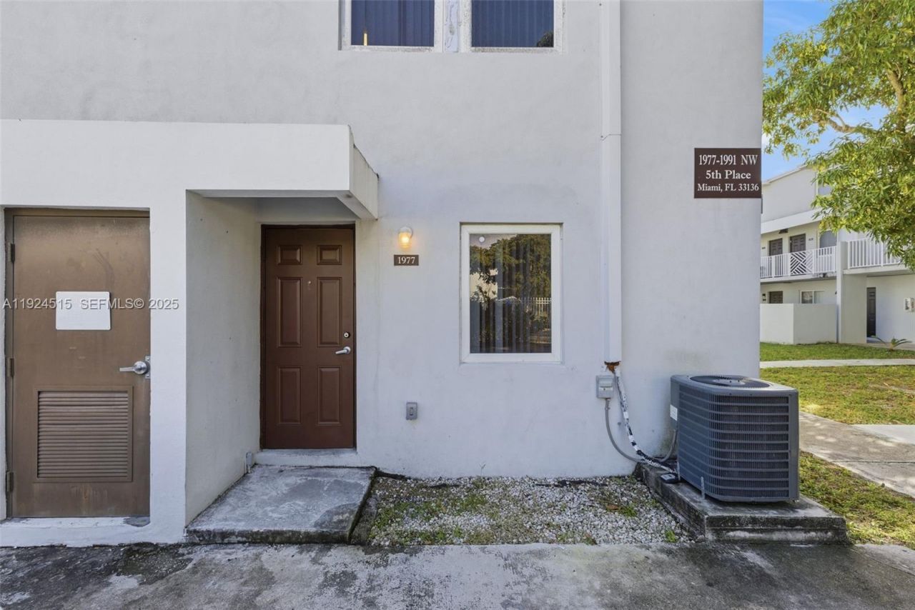 1977 NW 5th Pl, Unit 408, Miami, FL 33136 Photo