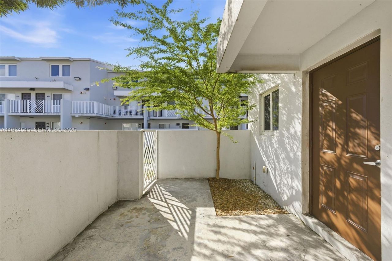 1977 NW 5th Pl, Unit 408, Miami, FL 33136 Photo