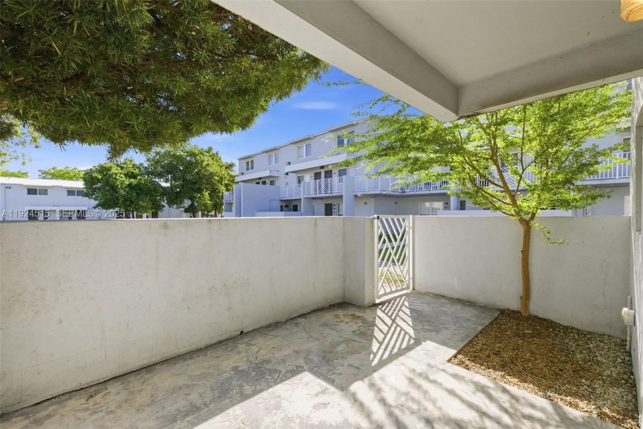 1977 NW 5th Pl, Unit 408, Miami, FL 33136 Photo