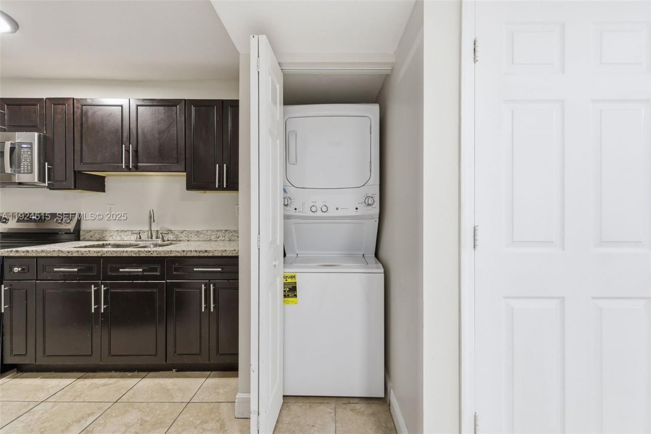 1977 NW 5th Pl, Unit 408, Miami, FL 33136 Photo