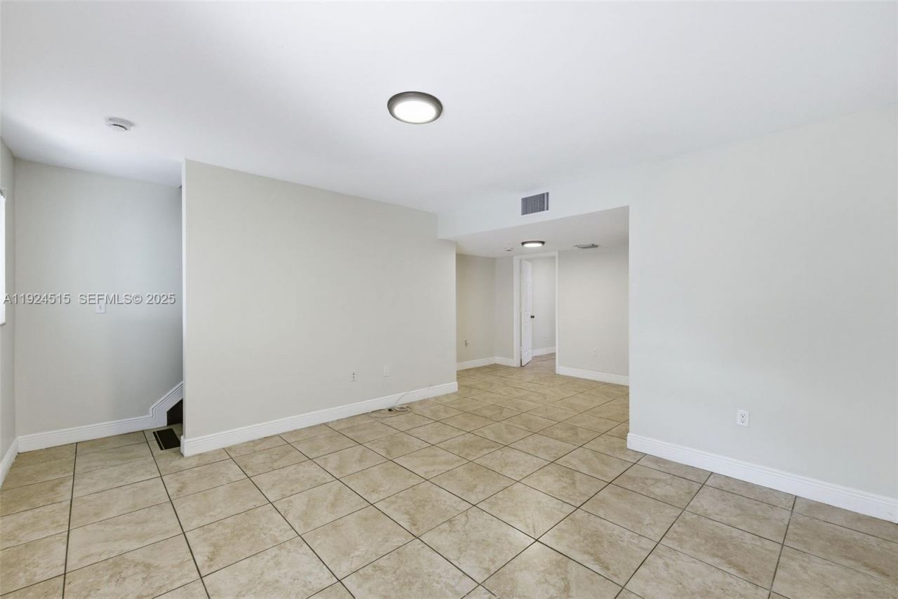 1977 NW 5th Pl, Unit 408, Miami, FL 33136 Photo