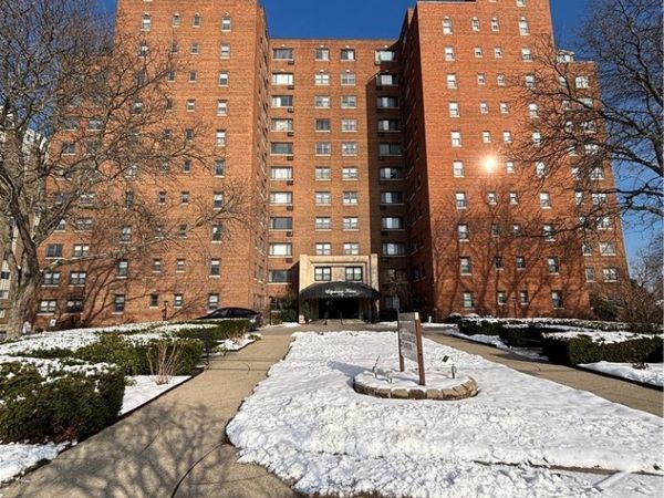 11720 Edgewater Drive, Lakewood, OH 44107