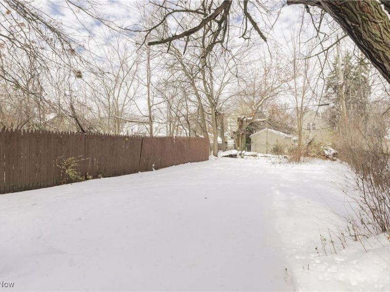 9905 Lamontier Avenue, Cleveland, OH 44104 Photo 27