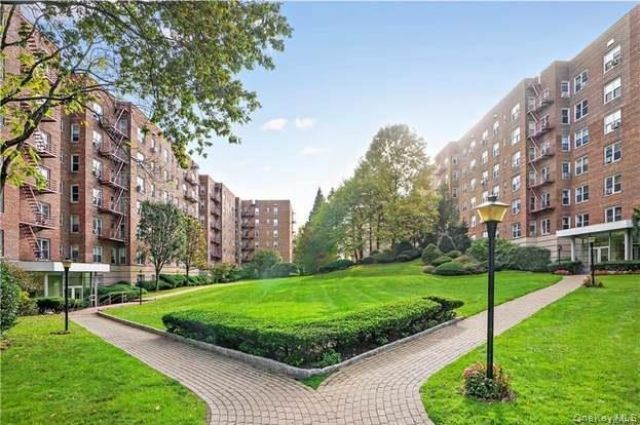 1300 Midland Avenue, Unit B42, Yonkers, NY 10704 Main Photo