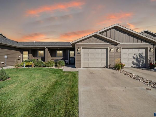 2527 E Meadowside Pl, Sioux Falls, SD 57105