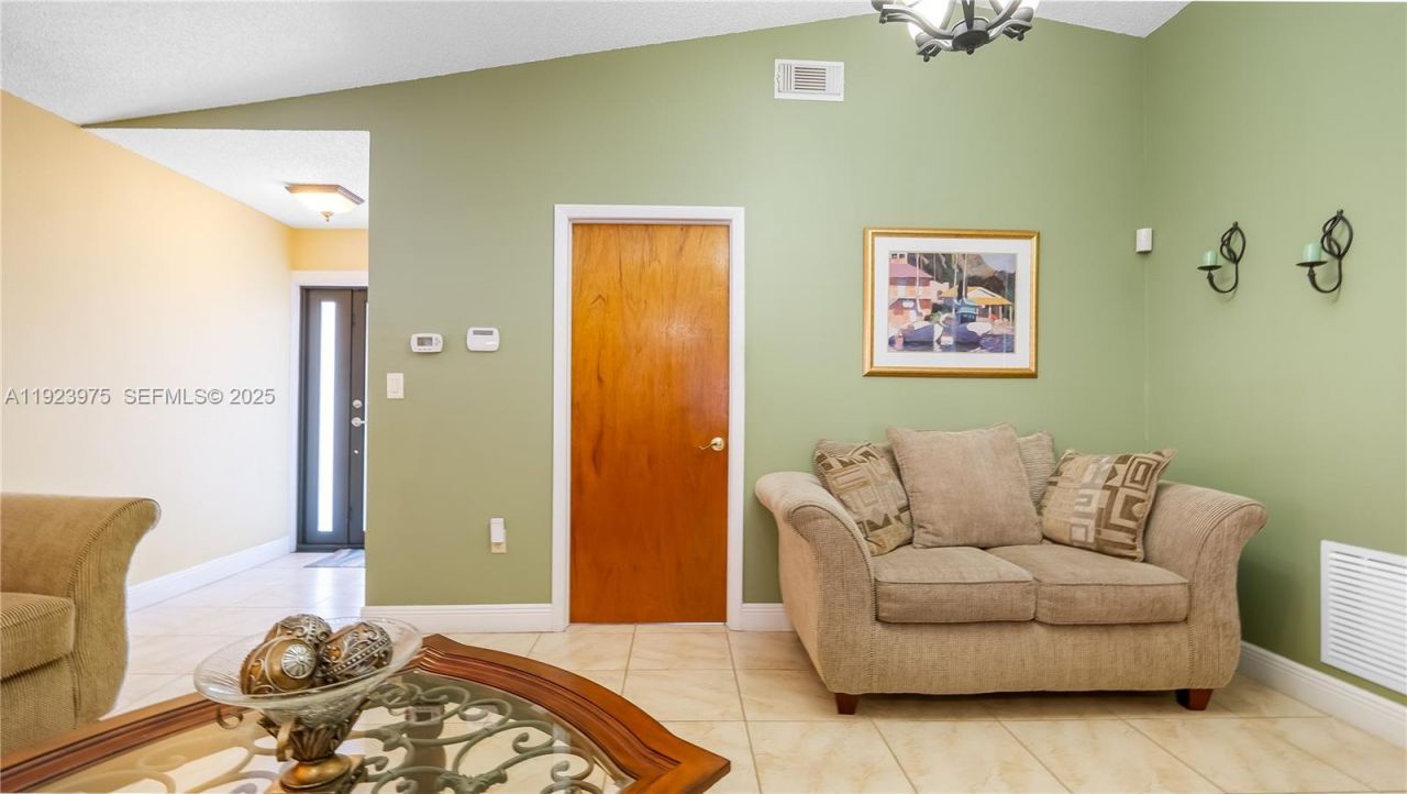 2549 W 72nd Pl, Hialeah, FL 33016 Photo