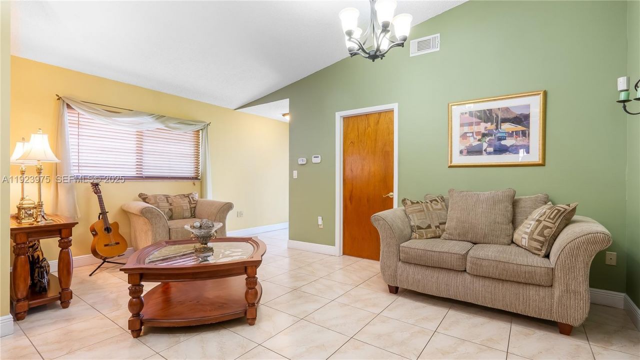 2549 W 72nd Pl, Hialeah, FL 33016 Photo