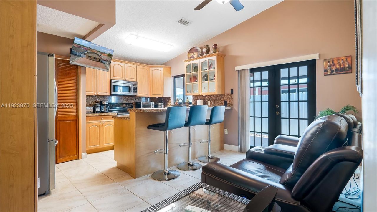 2549 W 72nd Pl, Hialeah, FL 33016 Photo