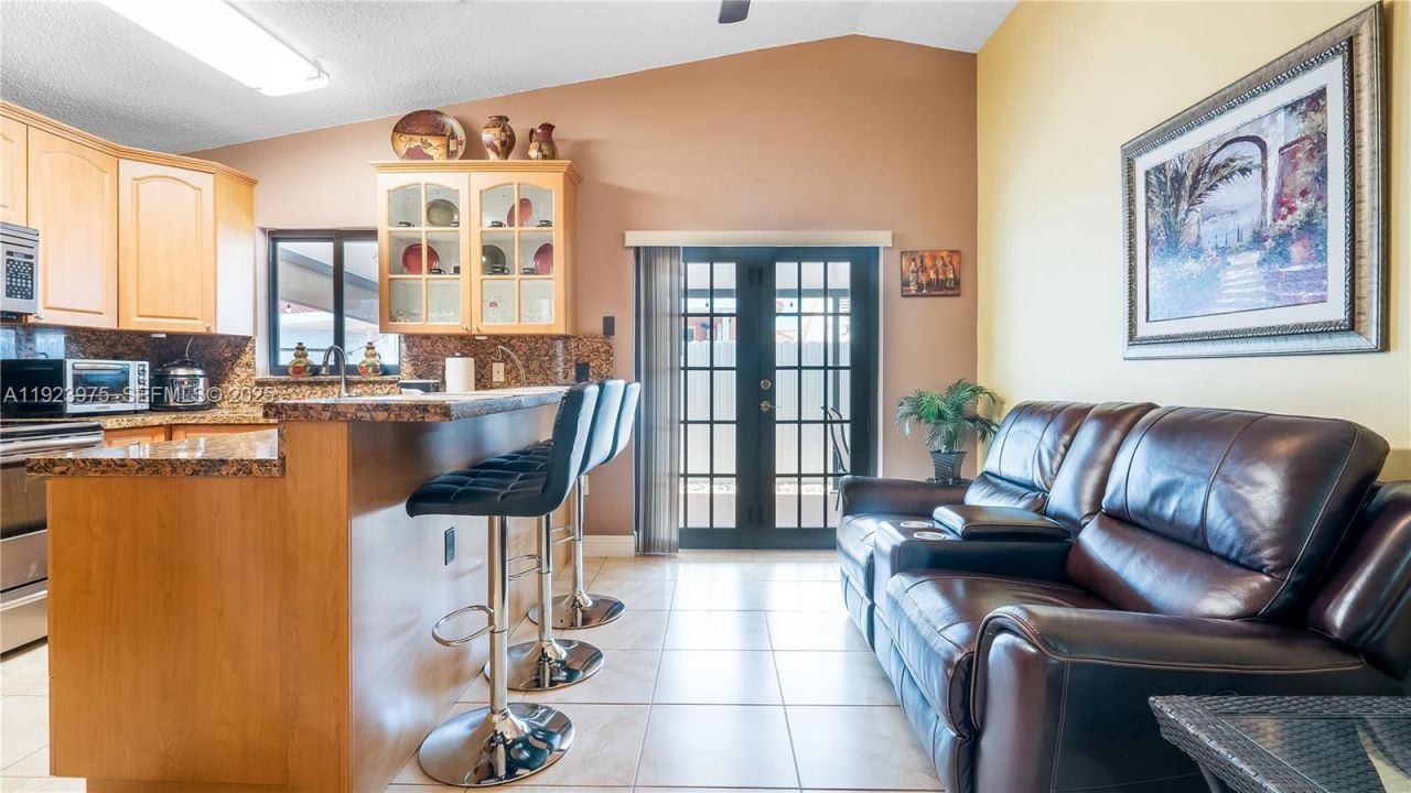 2549 W 72nd Pl, Hialeah, FL 33016 Photo