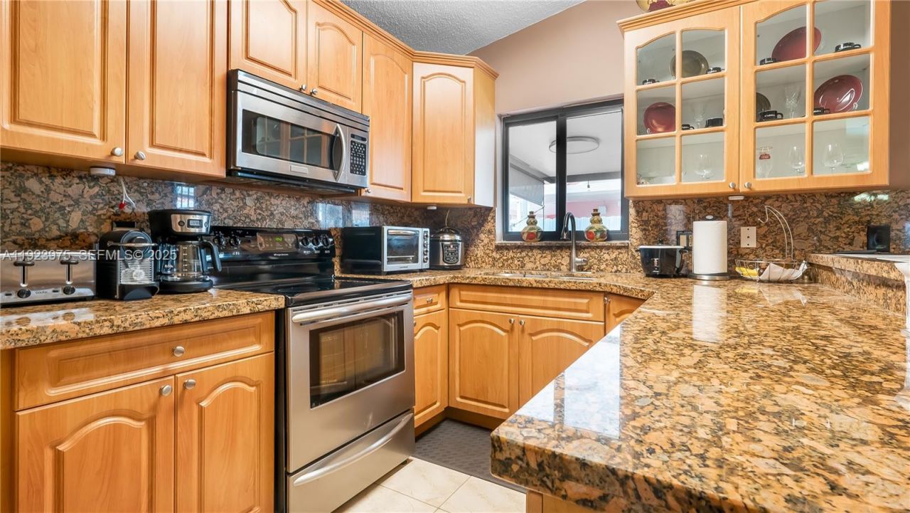 2549 W 72nd Pl, Hialeah, FL 33016 Photo