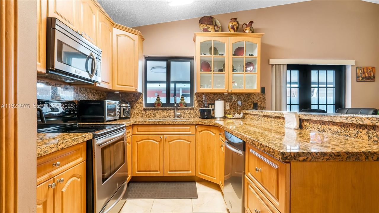 2549 W 72nd Pl, Hialeah, FL 33016 Photo