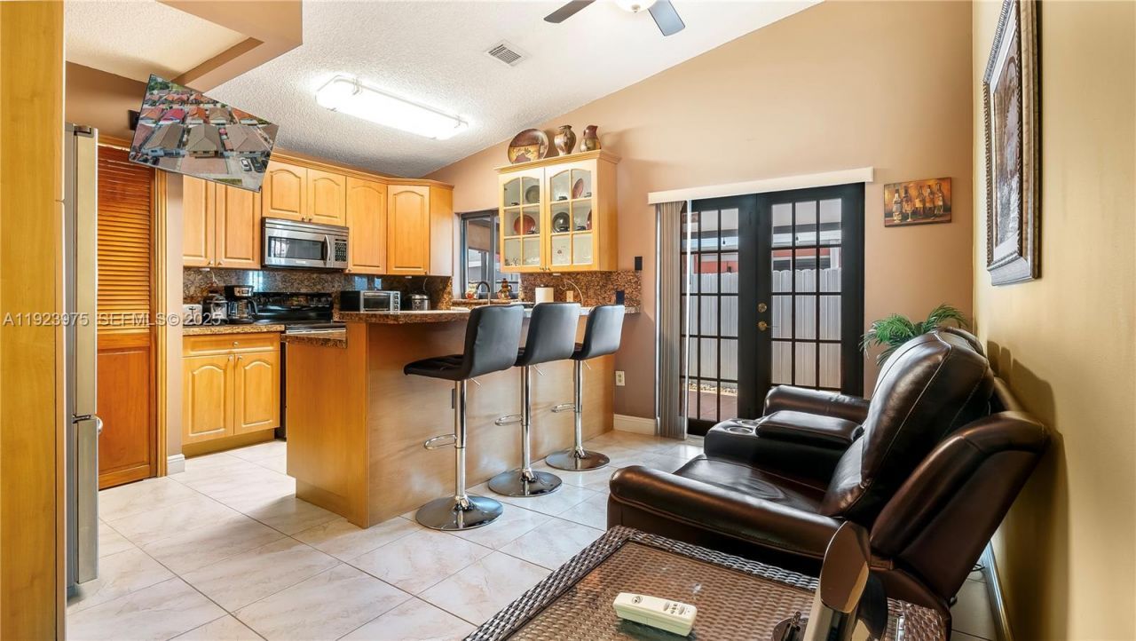 2549 W 72nd Pl, Hialeah, FL 33016 Photo