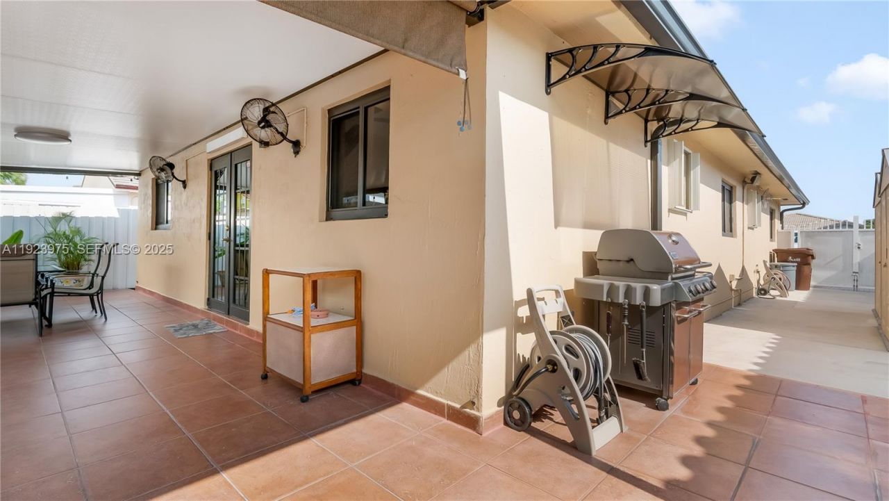 2549 W 72nd Pl, Hialeah, FL 33016 Photo